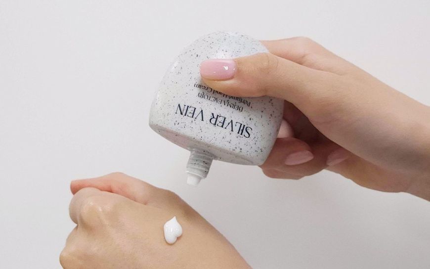 Парфумований крем для рук Derma Factory Perfume Hand Cream Silver Vain 50 г 2888423026 фото