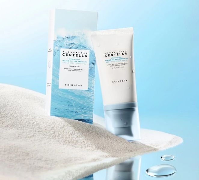 Легка сонцезахисна сироватка для обличчя SKIN1004 Madagascar Centella Hyalu-Cica Water-Fit Sun Serum SPF50+ PA++++ 50 мл 3207665827 фото