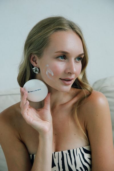 Солнцезащитная сыворотка CUSKIN Vitamin U Sun Serum SPF50+ PA++++ 50 г с витаминами U и B12 2632323960 фото